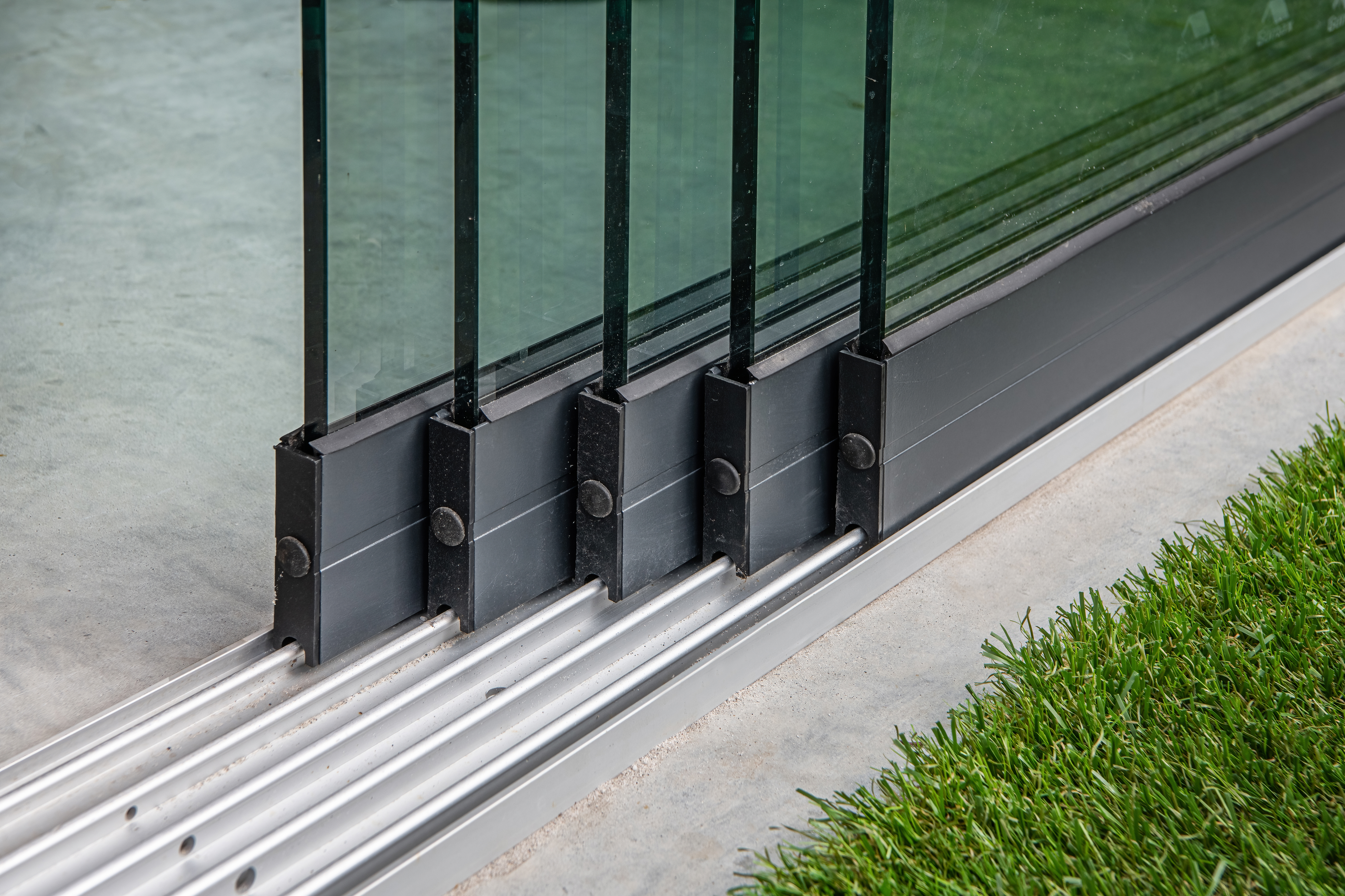 Glass sliding wall set - Installation height 248-252cm - Panel width 98 cm - Width up to 482 cm - 5-track black RAL 9005