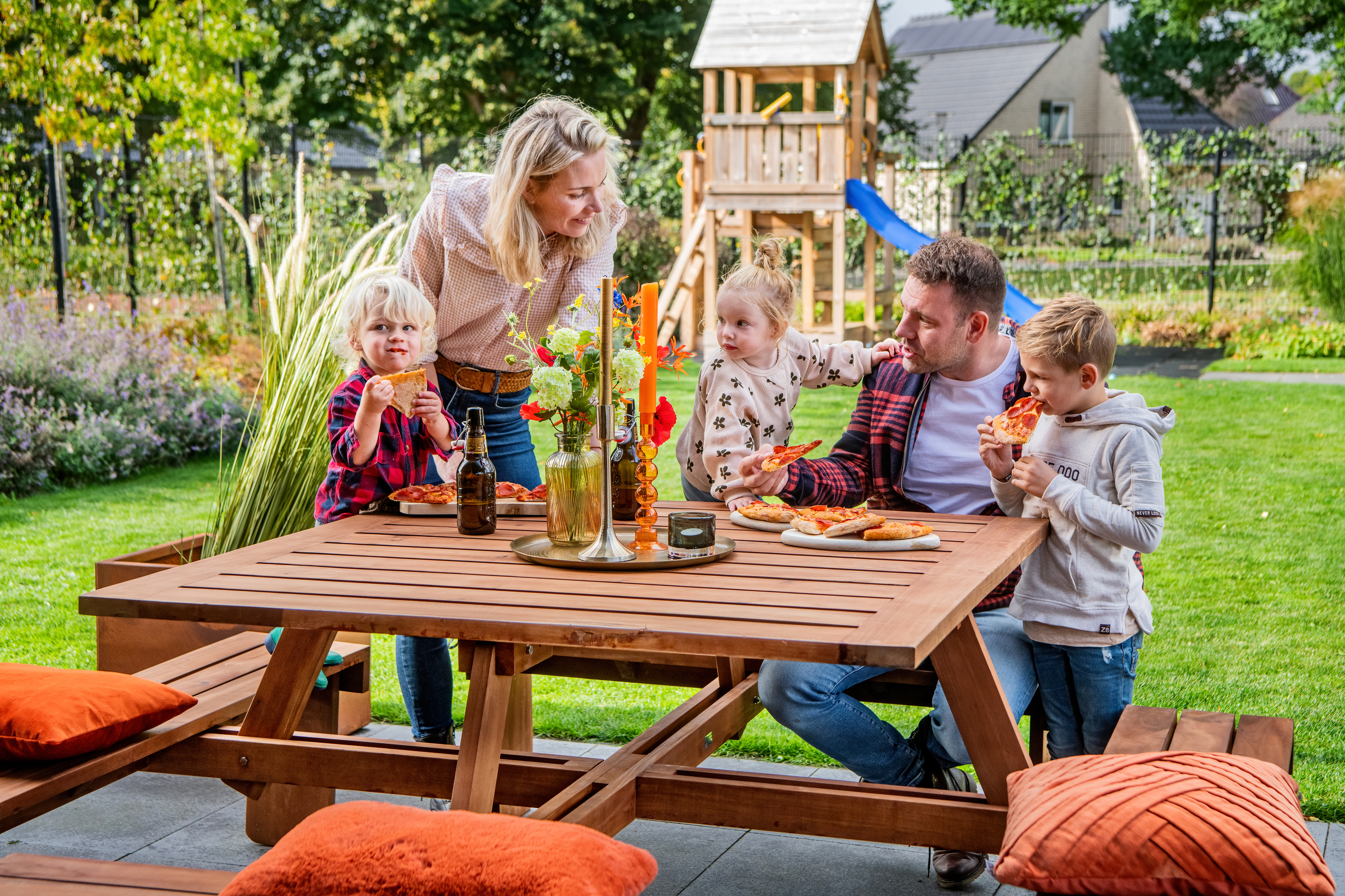 Sfeerfoto Hardhouten picknicktafel vierkant Premium