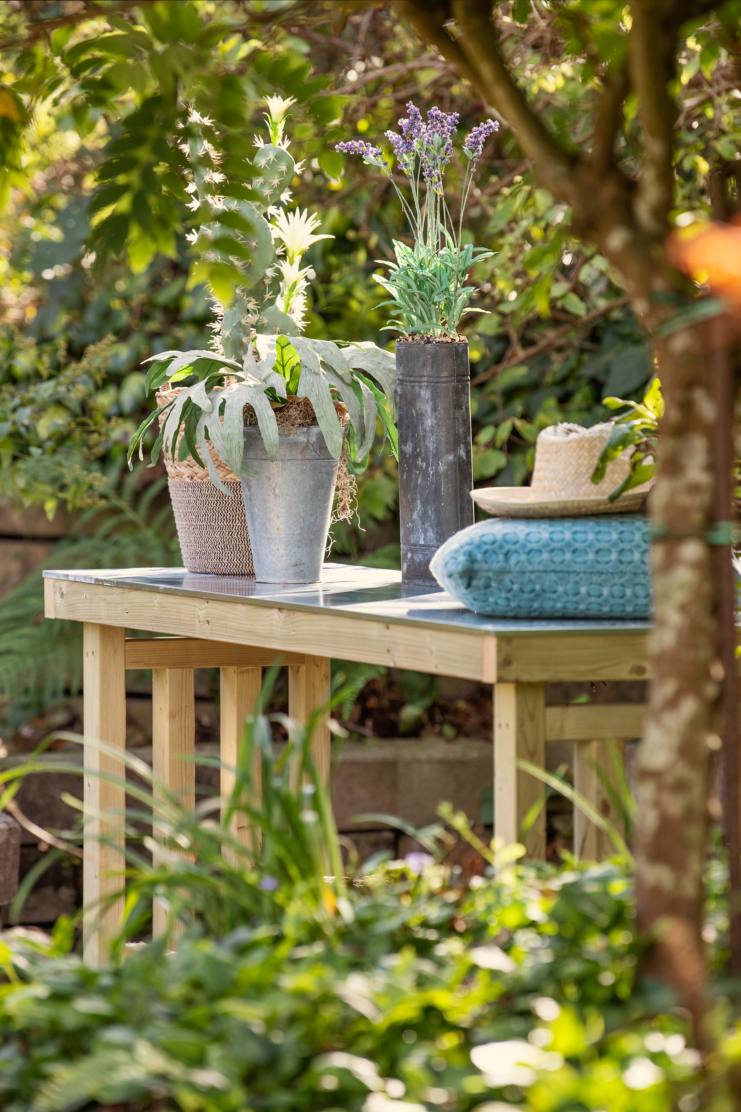 Sfeerfoto Werkbank XXL grenen groen geïmpregneerd met zinken blad