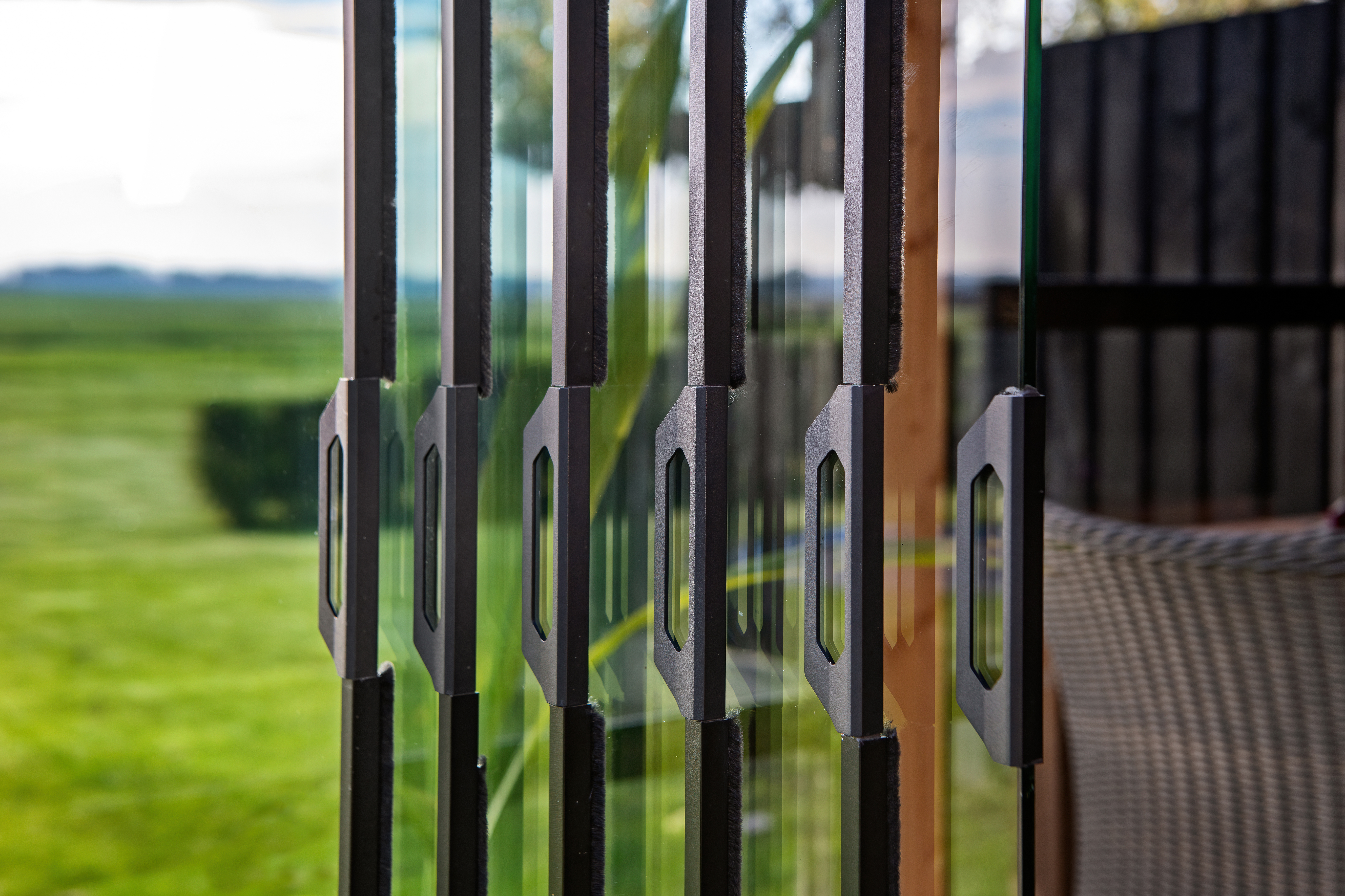 Glass sliding wall set - Installation height 213-217cm - Panel width 98 cm - Width up to 578 cm - 6-track anthracite RAL 7024