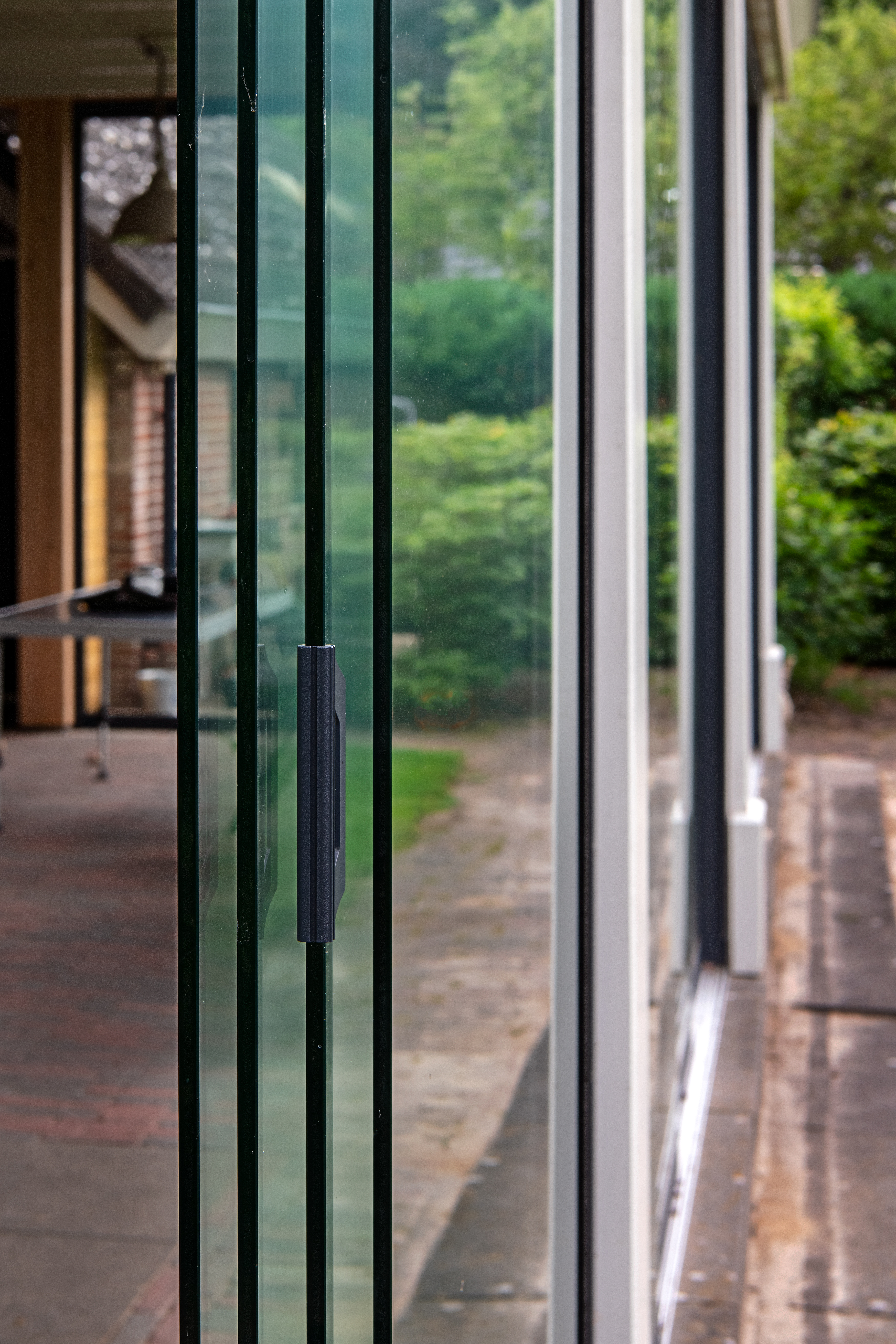 Glasschiebewand-Set - Montagehöhe 228-232cm - Glasplattenbreite 98 cm - Breite bis 386 cm - 4 Spuren schwarz RAL 9005