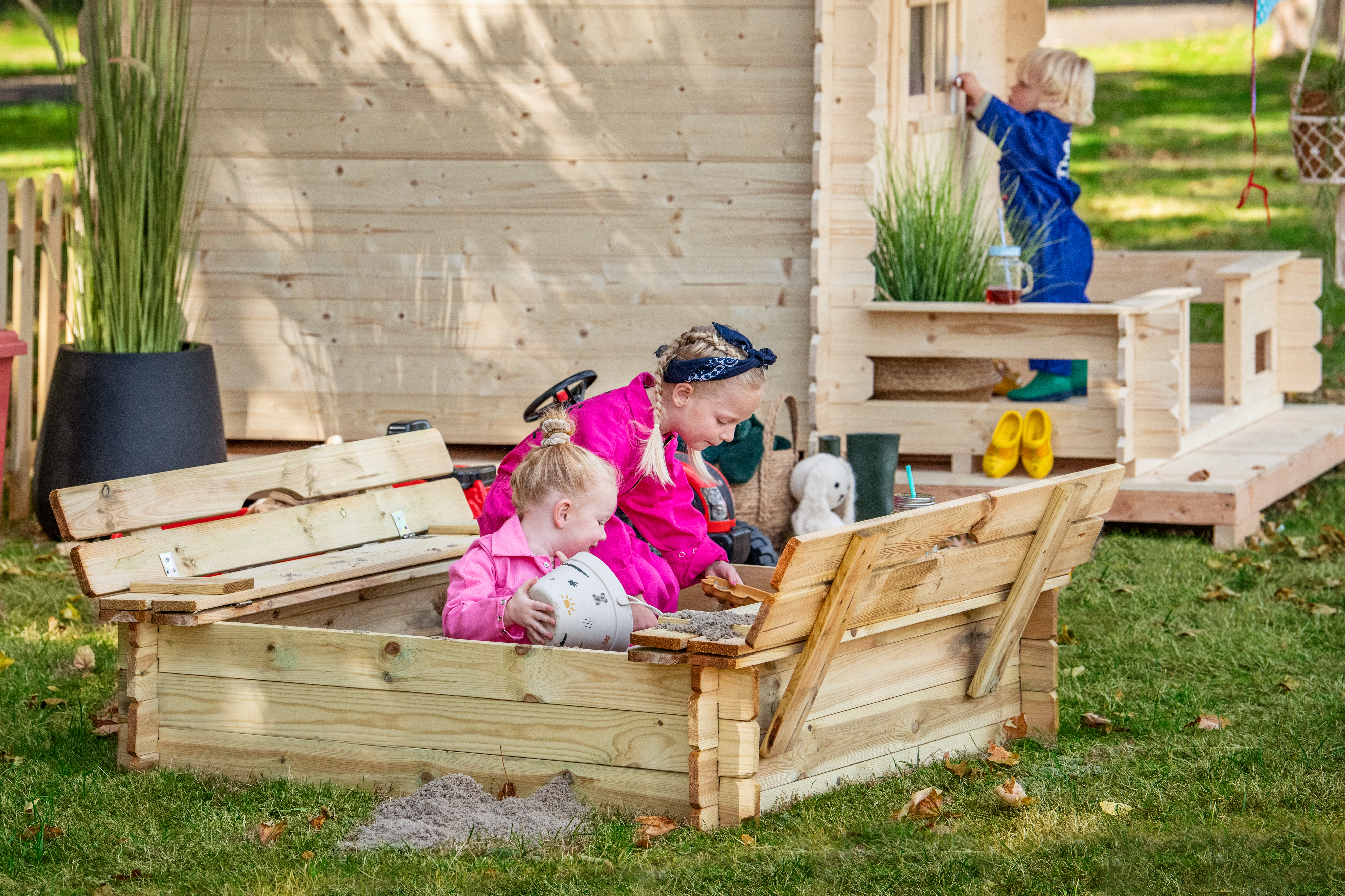 Sandkiste mit Sitzbankabdeckung