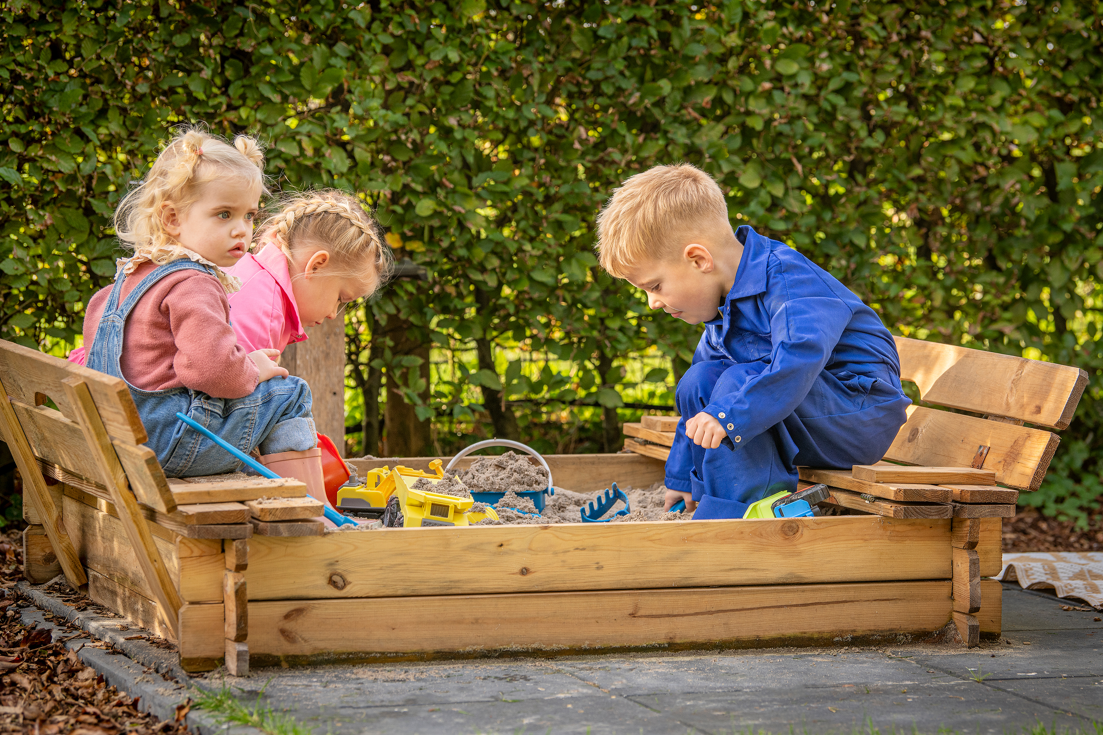 Sandkasten mit Sitzbankabdeckung