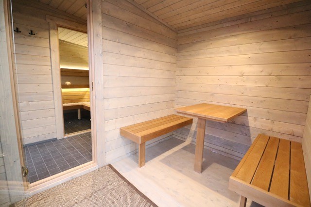 Banken en tafel voor rustruimte Sauna huis Tampere XL