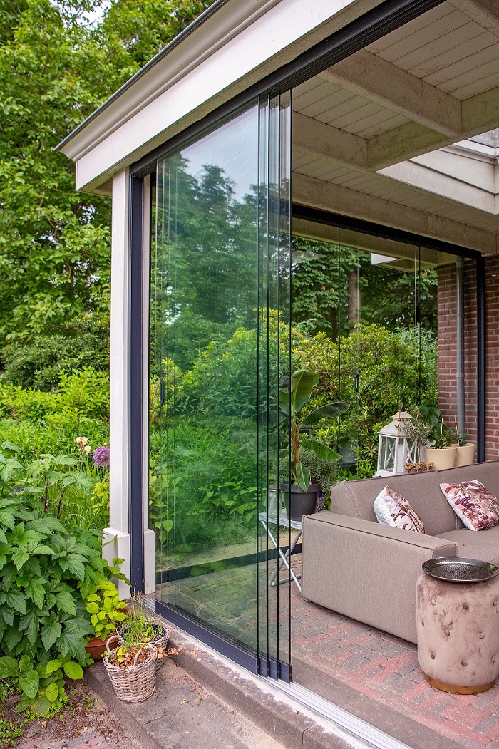 Glasschiebewand-Set - Montagehöhe 228-232cm - Glasplattenbreite 98 cm - Breite bis 386 cm - 4 Spuren schwarz RAL 9005