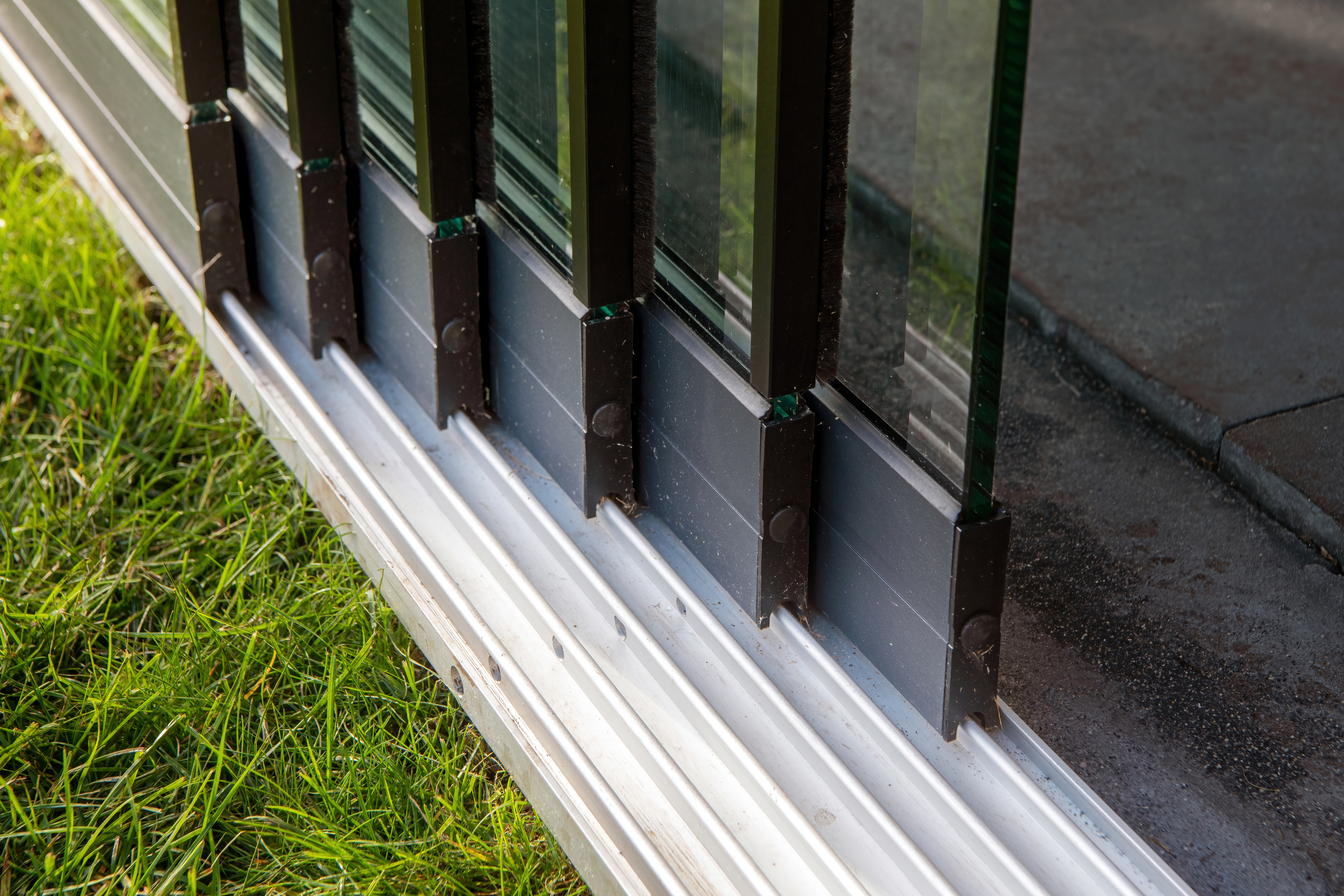Glass sliding wall set - Installation height 238-242cm - Panel width 82 cm - Width up to 482 cm - 6-track anthracite RAL 7024
