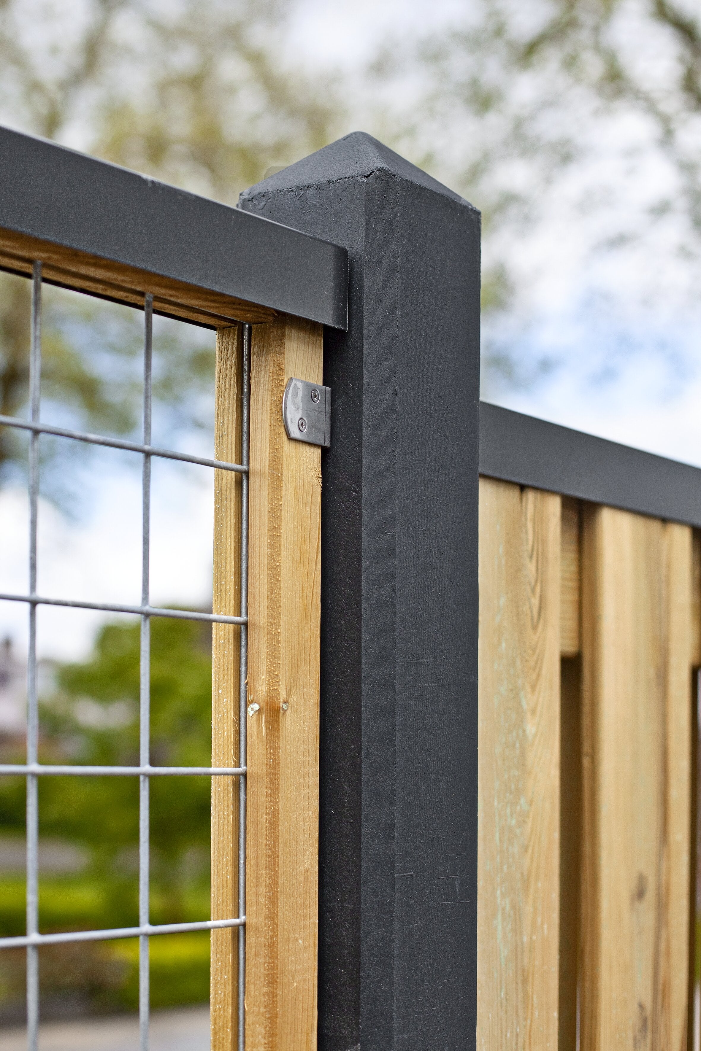 Sfeerfoto Verzinkte afdeklijst 50 mm U-profiel 180 cm (3-planks) zwart