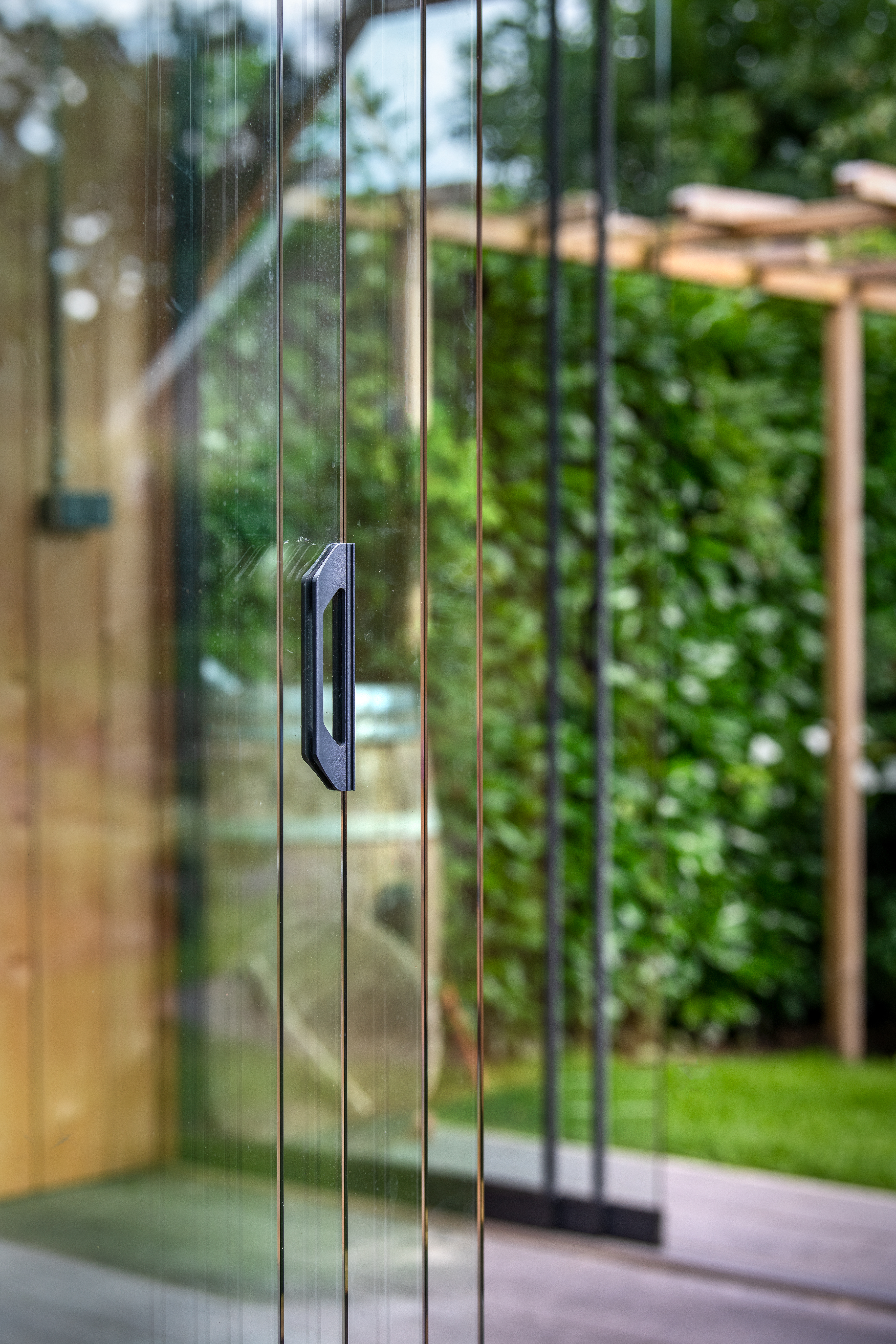 Glasschiebewand-Set - Montagehöhe 228-232cm - Glasplattenbreite 98 cm - Breite bis 386 cm - 4 Spuren schwarz RAL 9005